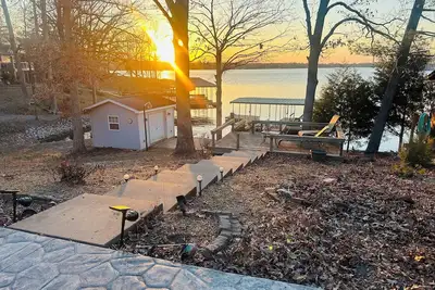 Image de Waterfront 4-Bedroom Pet Friendly Lake House w/ dock for boat, fishing, swimming