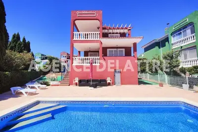 Image de Villa privée, 4 chambres, 2 salles de bain, piscine, Bbq, Wifi