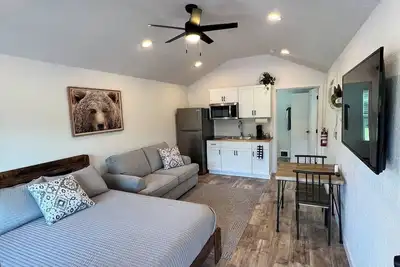 Image de Newly Remodeled Bear Den Cabin! 6 mi to Glacier!