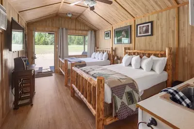 Image de Wolf Den Cabin! 6 miles to Glacier!