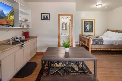Image de Elk Crossing Studio! General store/rentals on-site