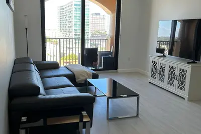 Image de Charming 2-Bdrm 2-Ba Penthouse Top Floor condo in Downtown West Palm Beach, pkng
