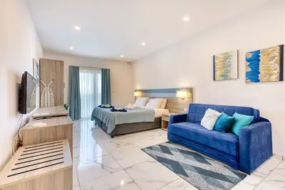 Stylish 1-Bedroom Studio Bay Square 2
