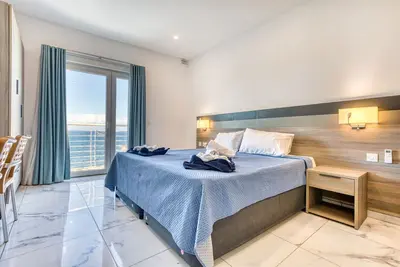 Stylish 1-Bedroom Studio Bay Square 3