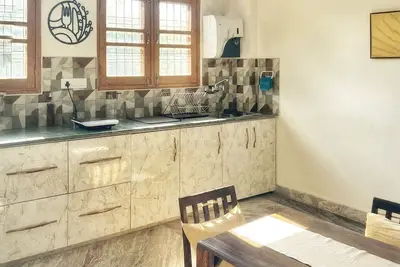Image de 15 minutes to the Harkipauri! Manstays 3 bedroom condo with Balcony & parking!