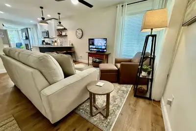 Image de Bricklet | Small House, Big Charm Near Hpu/Market