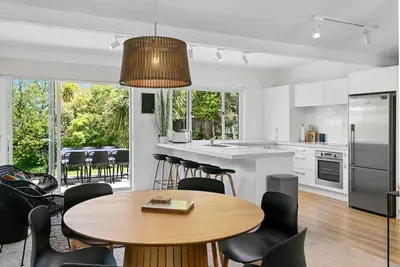 Image de Central and Beautiful - comfort and style, beautiful decoré, outdoor living. A private sanctuary