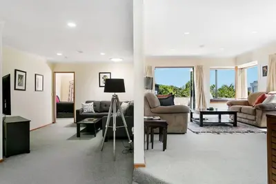 Image de Tui's place - thoughtfully decorated, spacious and peaceful, with a short walk to town centre