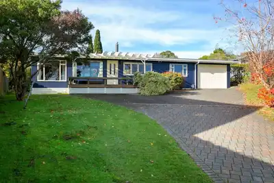 Image de Bellbird Cottage - private large section, with lake and mountain views. Perfect escape to relax