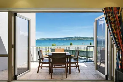 Image de Lake Front Living - directly across from Lake TaupĹŤ. Spectacular deck views of lake and mountains