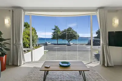 Image de Mountain View Getaway - incredible location and views, right near lake edge