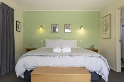 Image de Fantail Retreat | Family-Friendly 4br Stay Near Lake & Gardens