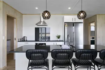 Image de Unwind on Wai | New 4br Home Near Lake, Comfort & Style Combined