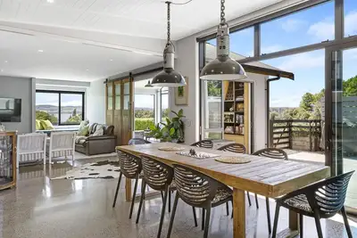 Image de Modern Luxury Escape | Stylish Hideaway with Lake Views & Gourmet Kitchen