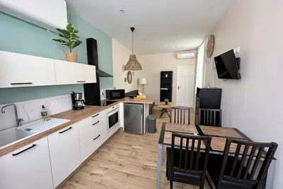 Image de appartement familial élégant, tout équipé et tranquille à deux pas de la mer