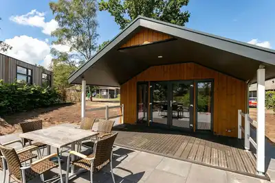 Image de Lodge de luxe avec climatisation, situé sur un lac récréatif