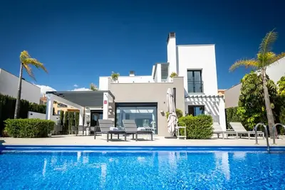 Image de Sophisticated 3-bedroom designer villa in Estepona with panoramic sea views