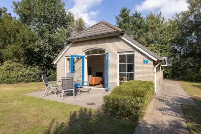 Image de Bungalow confortable avec micro-ondes combiné, à Twente