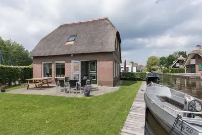 Image de Belle villa en chaume avec lave-vaisselle à Giethoorn