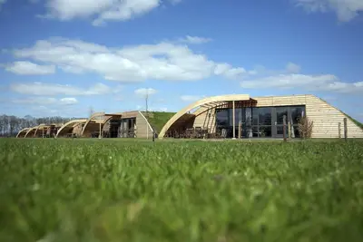 Image de Bungalow avec cheminée décorative, à la ferme