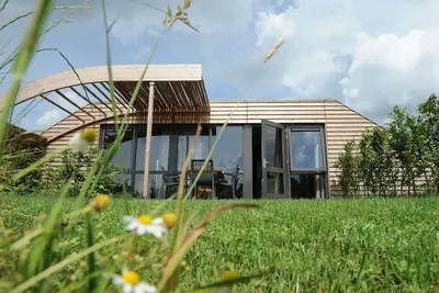 Image de Bungalow avec cheminée décorative, à la ferme
