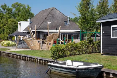 Image de Lodge moderne au centre de Giethoorn