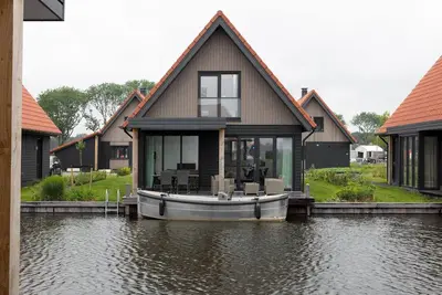 Image de Villa sur l'eau sur les lacs de la Frise