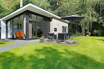 Image de Chalet conçu avec Smart Tv, à côté de la forêt