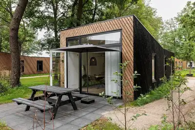 Image de Lodge moderne, dans un parc de vacances dans un environnement verdoyant