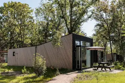 Image de Joli lodge avec WiFi, dans un parc de vacances dans un environnement verdoyant
