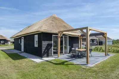 Image de Villa au toit de chaume dans un parc de vacances