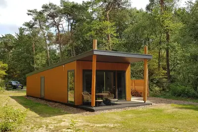 Image de Pavillon de luxe climatisé, dans un parc de vacances, au bord d'un lac