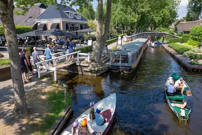 Image de Maison de groupe composite avec ac et sloop dans un parc de vacances à Giethoorn