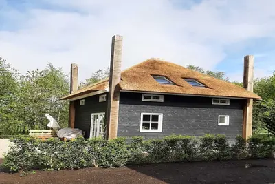 Image de Maison confortable avec jardin, parking et jacuzzi