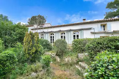 Image de Mas situé au pied de la Ste Victoire et à proximité immédiate d'Aix en Provence