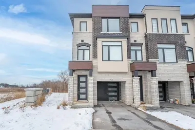 Image de Elegant 3-Story Townhouse | Ensuite Bath, Office & Free Parking