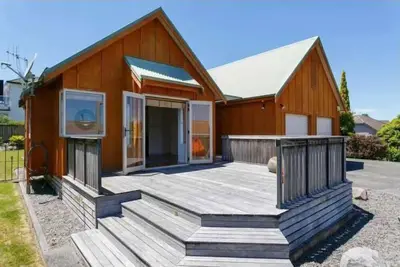 Image de Bright, Sunny Retreat – Walk to Lake & Town!