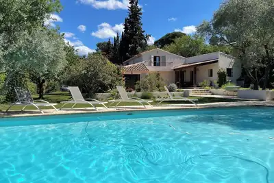 Image de Grande maison en pleine nature, piscine 15x7, à 5 min du centre d'Aix