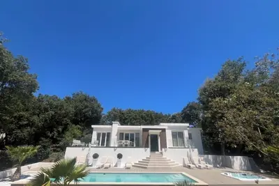 Image de Superbe, villa de quatre chambres avec piscine et jacuzzi