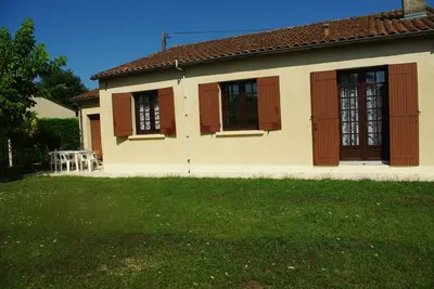 Image de \"Les Roses Trémières\" Dordogne, proximité baignade, randonnée et commerces