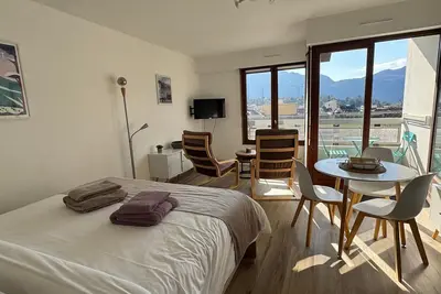 Image de Studio moderne et cosy, bien situé, vue montagne, wifi