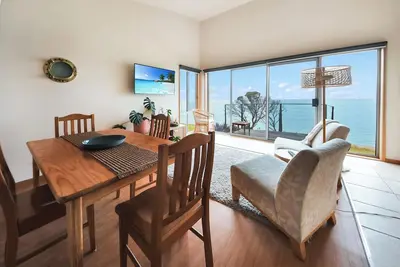 Image de Soak up the seaside breeze and enjoy uninterrupted sea views!