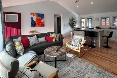 Image de Cozy home within walking distance to university and the scenic Cross-City Trail