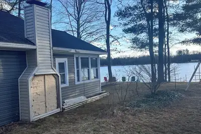 Image de Lakefront cabin, sandy swim area, close to lots of unique attractions!