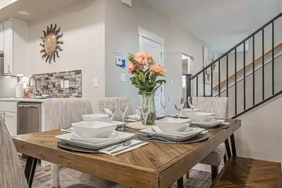 Image de No chores! King bed. Pet-friendly. Fast Wi-Fi. Dedicated workspace. Outdoor grill.