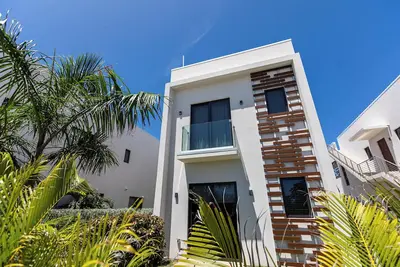 Image de Silver Reef 10-'Seaglass'-Luxury Beachfront Condo located on the north shore