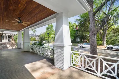 Image de Renovated Exquisite Ardsley Park Home by Lucky Savannah