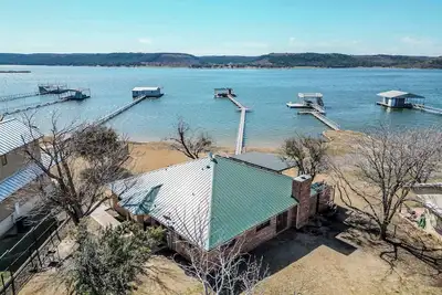 Image de Lakefront Home with Large Porch