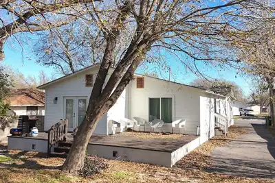 Image de Spacious 4-bedroom house 4 mintue drive from the river and The Square!