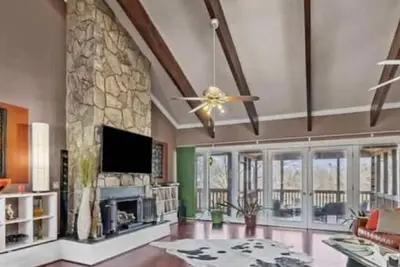 Image de Private Pond Retreat on 6 Acres minutes from Wwc